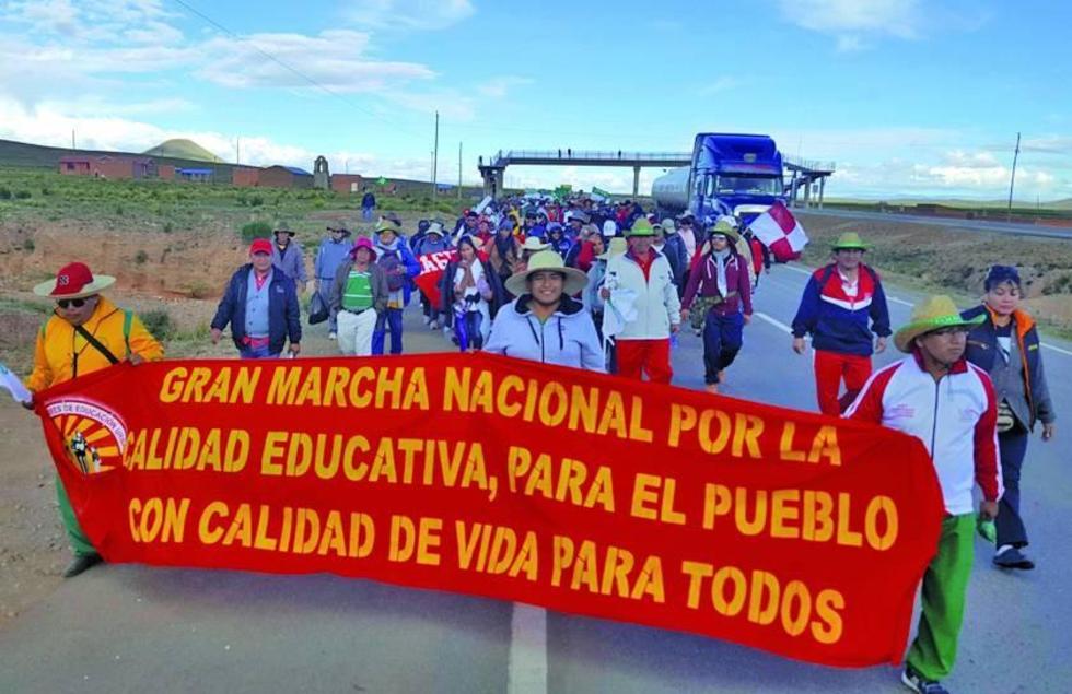 Maestros marchan por tercer día y el Gobierno los descalifica