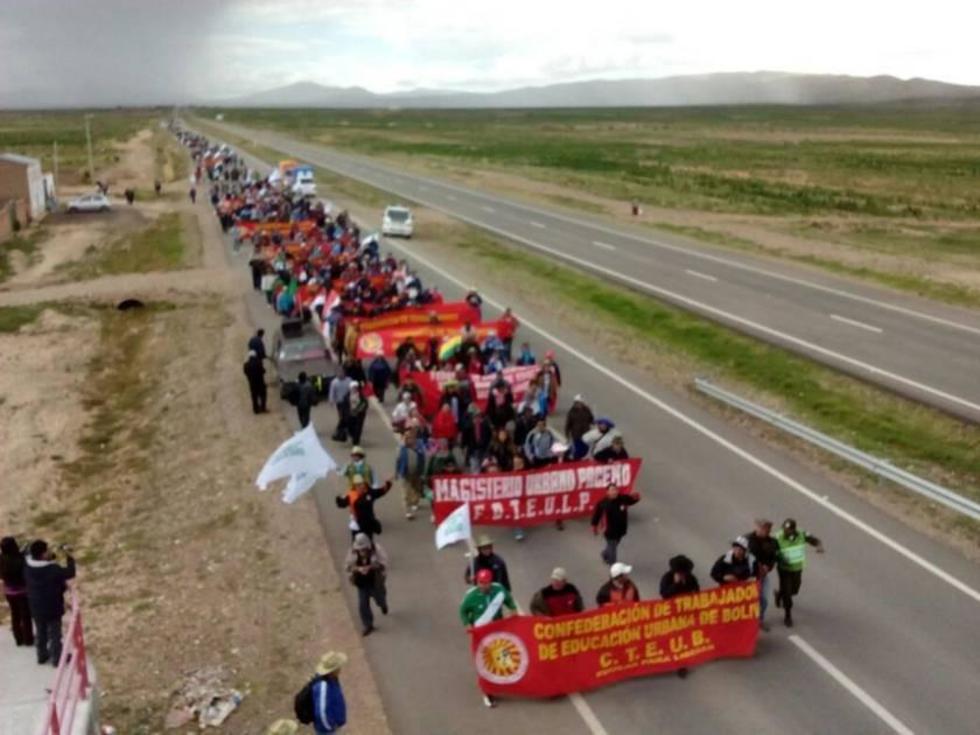 Maestros urbanos llegan a La Paz tras marchar una semana 