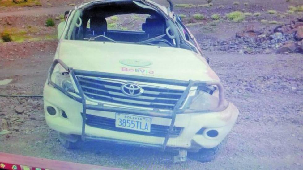 Camioneta de Entel vuelca y deja un muerto