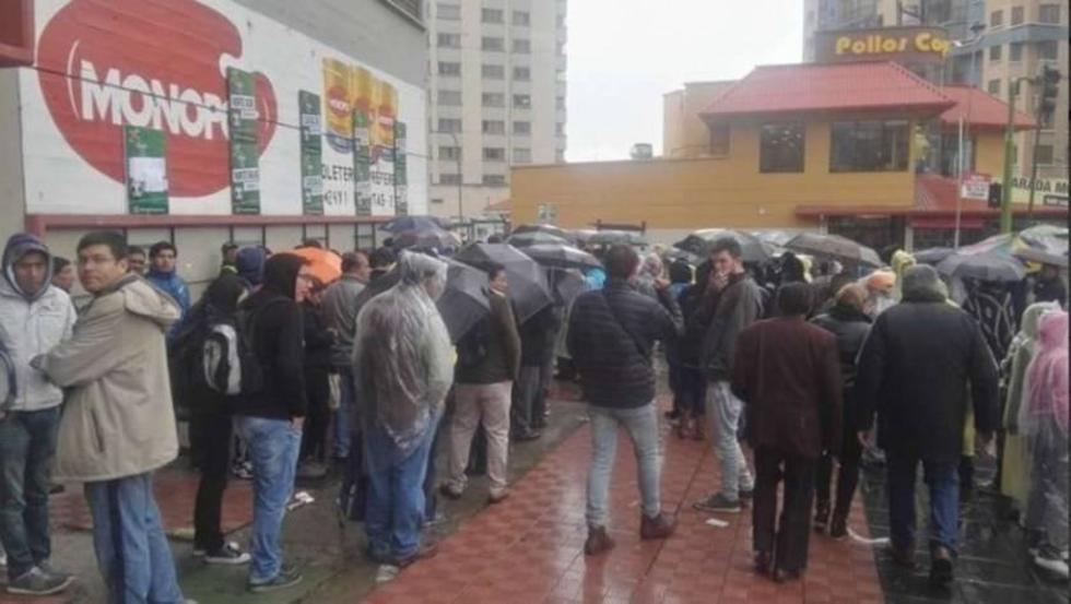 Revendedores causan molestia en el "Siles" 