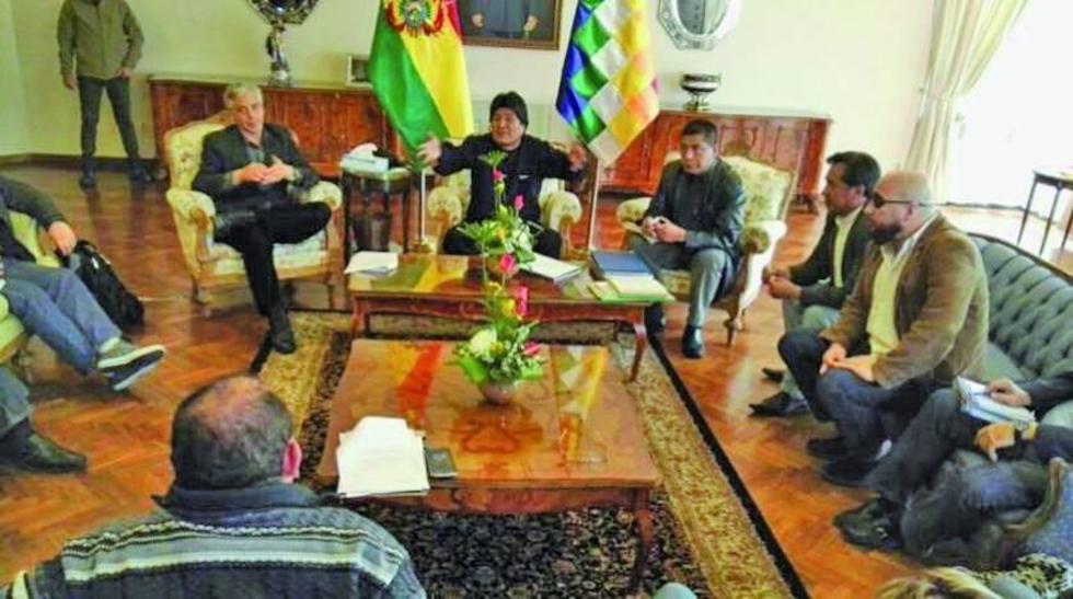 Definen estrategias en defensa de bolivianos detenidos en Chile