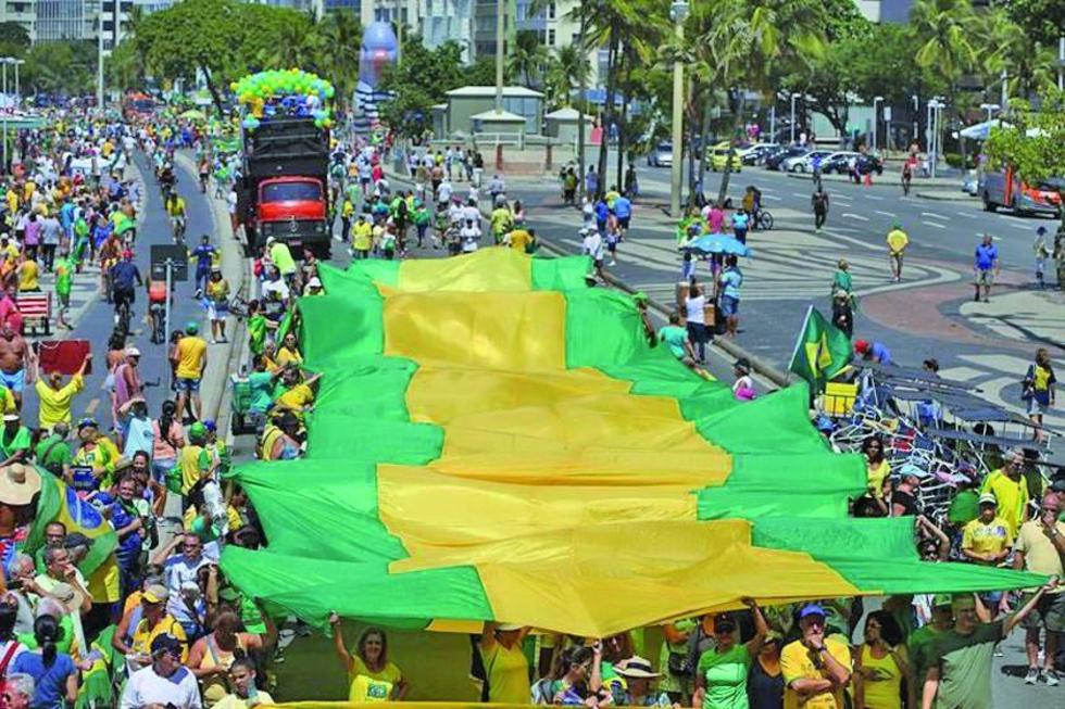Protestas en Brasil demandan la renovación política del Gobierno