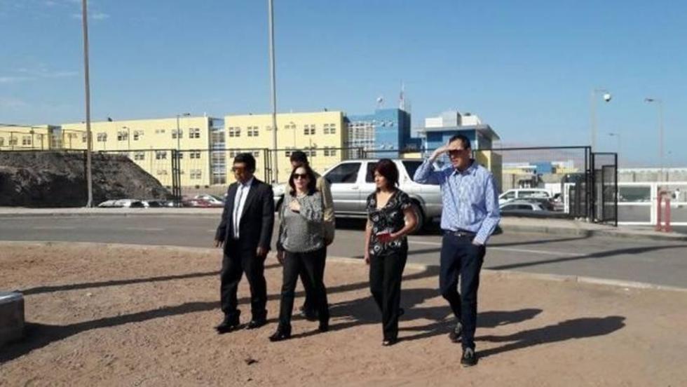 Bolivianos detenidos esperan a sus familiares