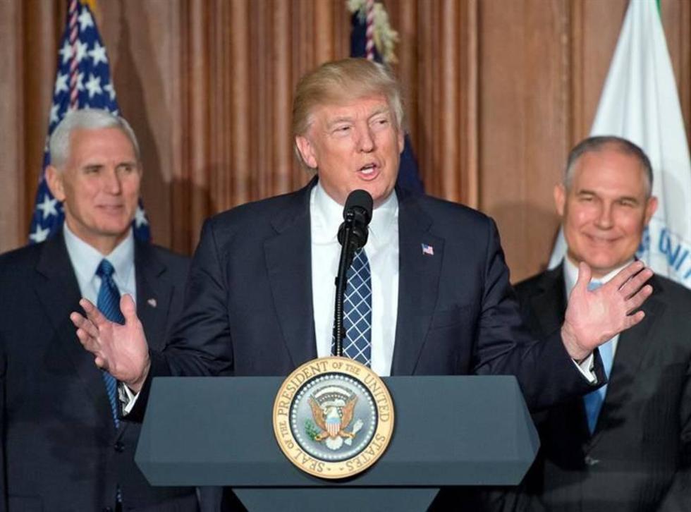 Donald Trump firma decreto para desmarcarse del pacto climático