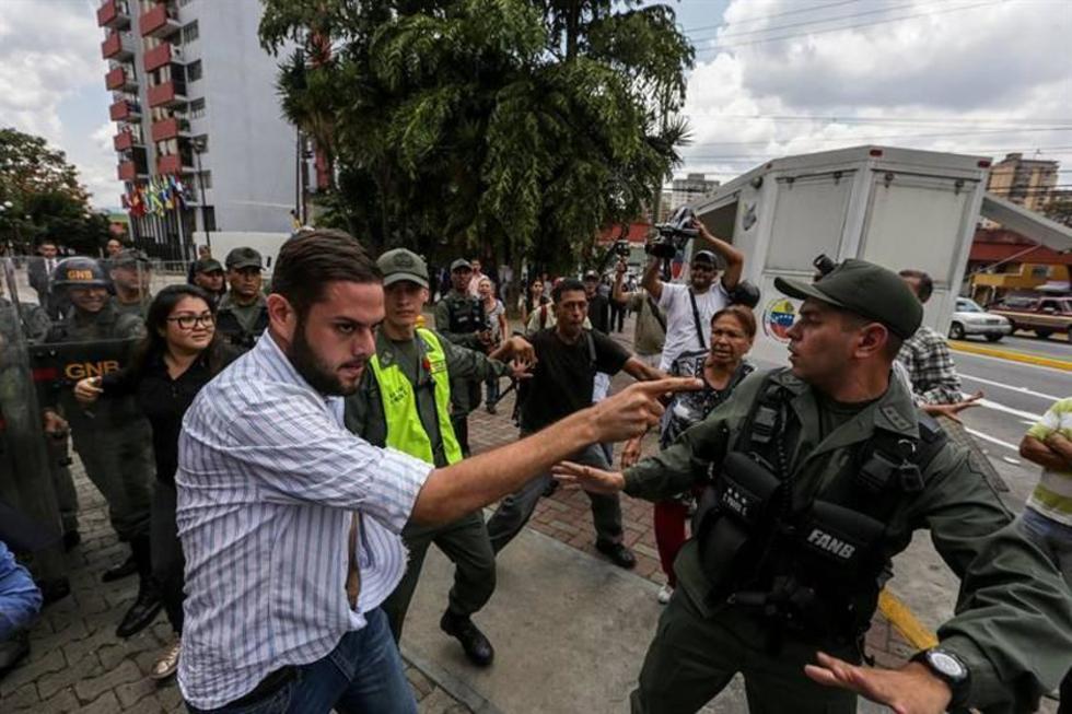 Surgen focos de protestas en principal autopista de Caracas