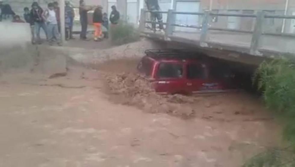 Una torrencial lluvia arrastra un vehículo