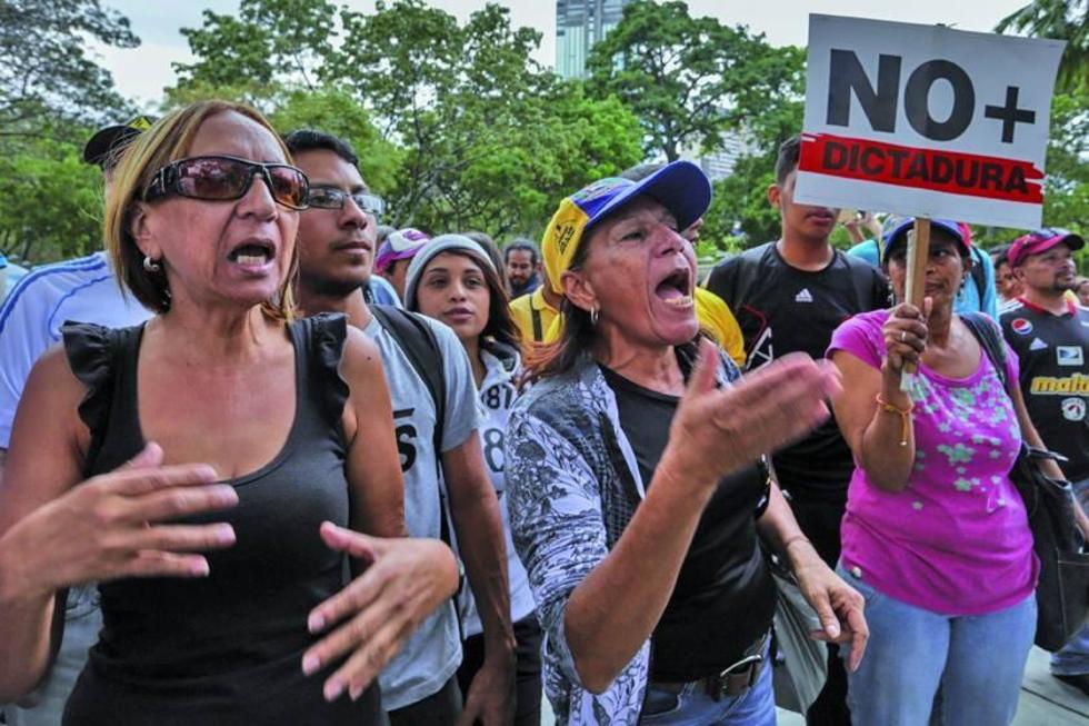 Población venezolana resiste el cierre del parlamento en calles