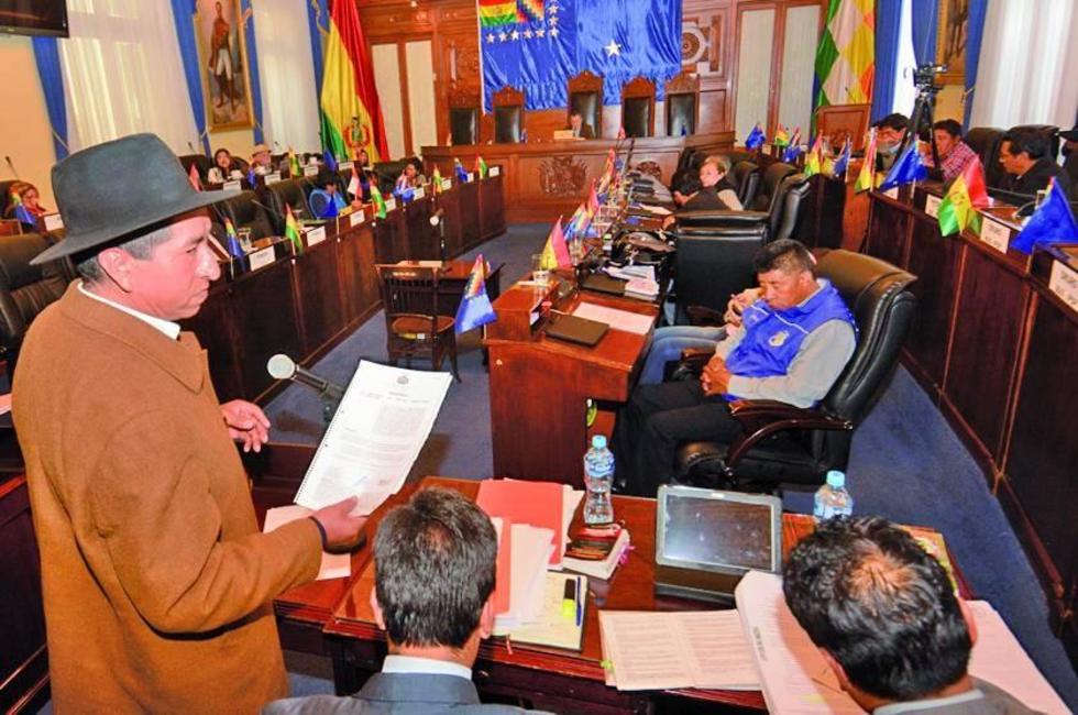 Exmagistrado Gualberto Cusi analiza irse del país