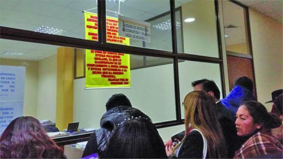 Un juez deja en libertad a tres policías por violación