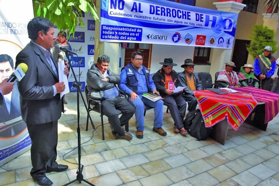 El gobernador anuncia que se someterá al revocatorio
