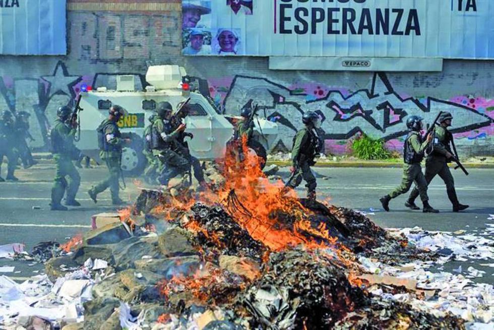 Los policías dispersan con gases a los marchistas contra Maduro