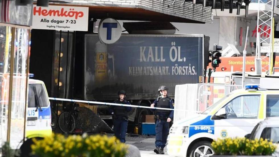 Camión atropella a una multitud y deja cuatro muertos en Suecia