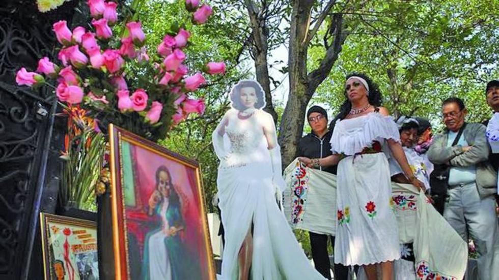 Festejan cantando a la actriz María Félix