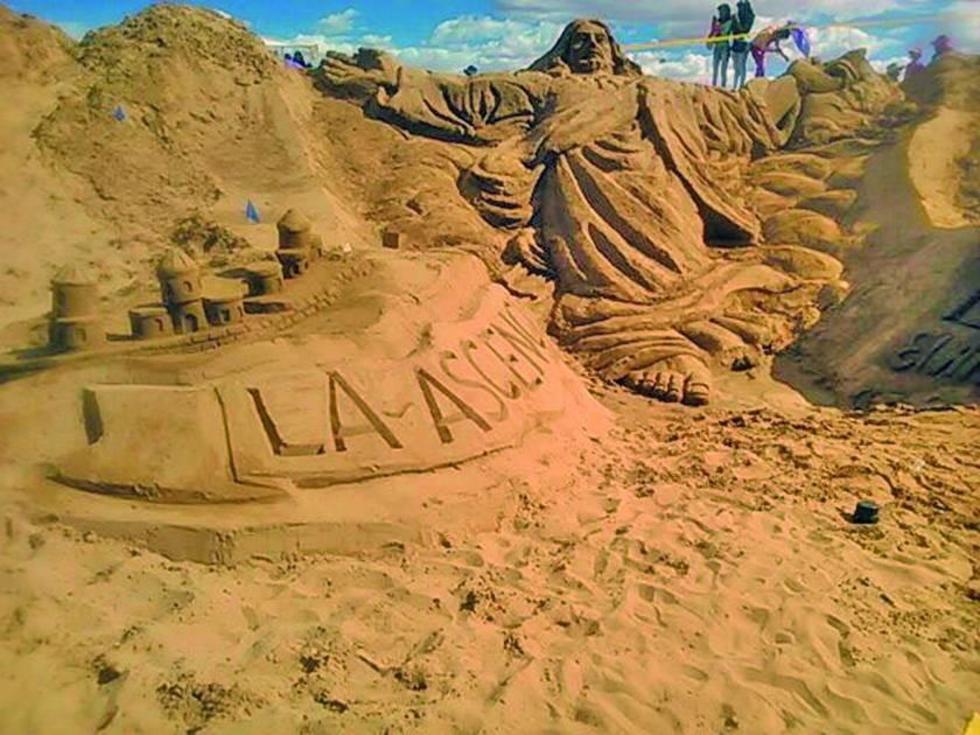 Hacen esculturas de arena  de muerte de Jesús en Oruro