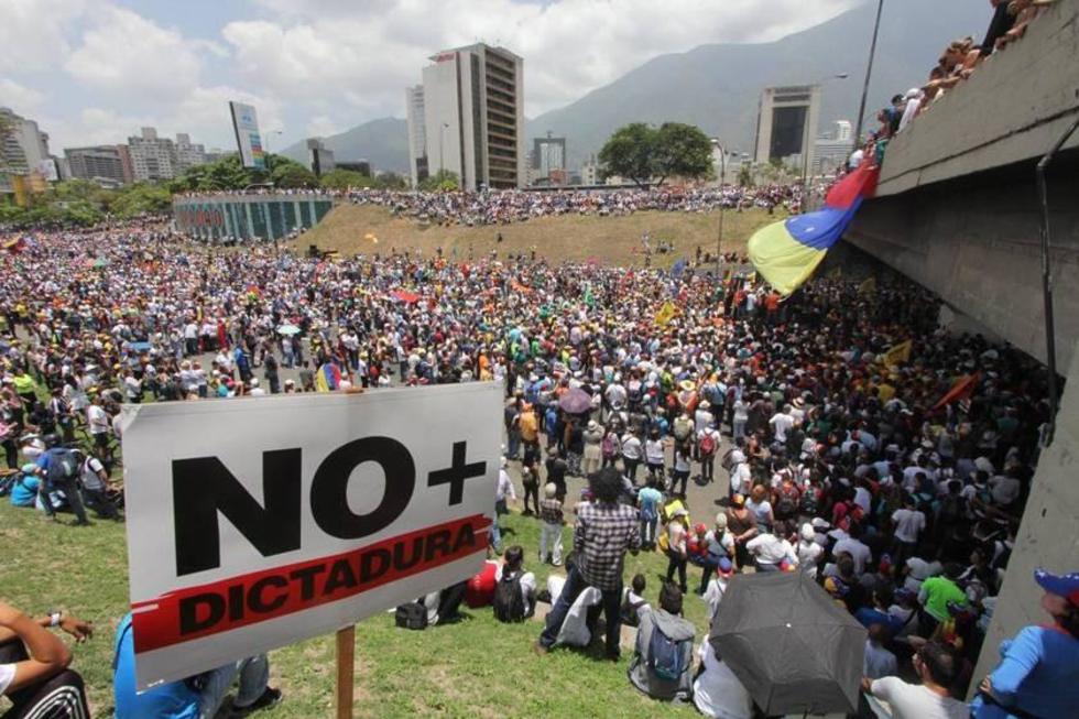 Maduro denuncia que gestan un golpe de Estado en Venezuela
