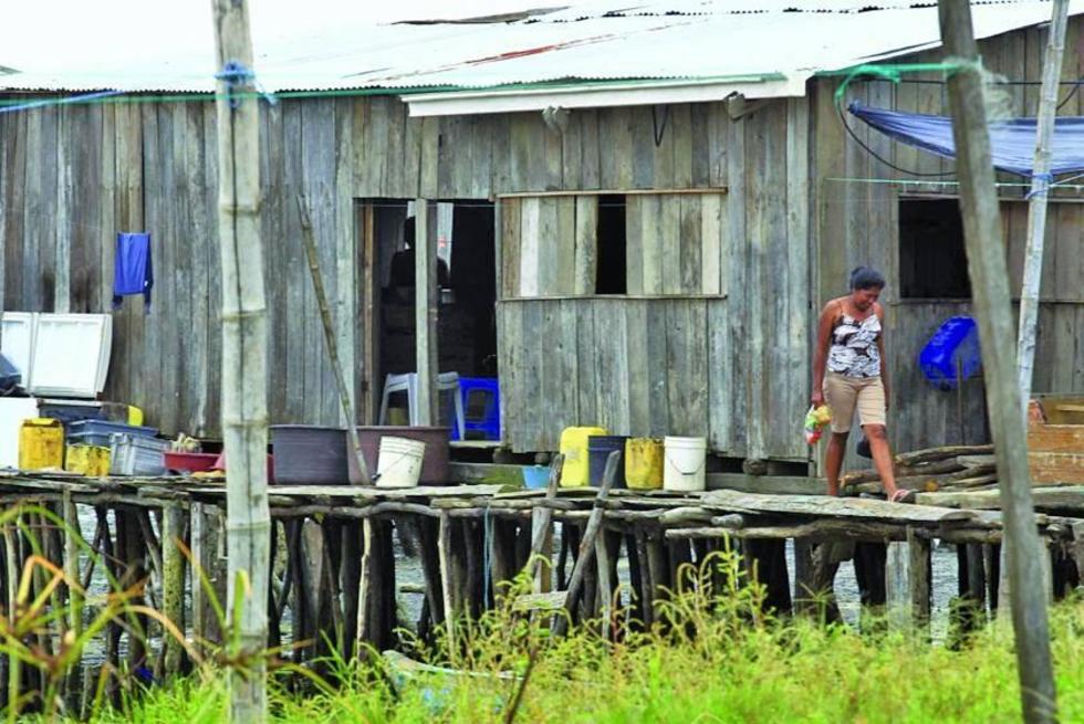 Ecuador recuerda a sus muertos del terremoto de hace un año