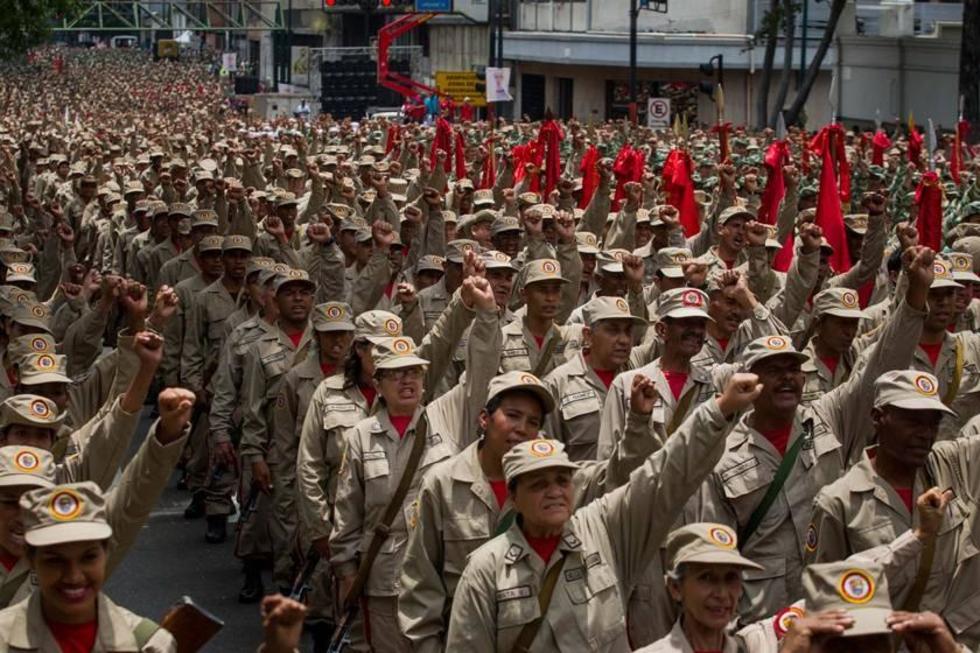 Militares marchan en Venezuela con llamado de paz para el país 