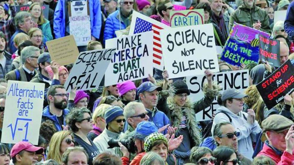 Miles de científicos de EE.UU. alzan la voz contra los recortes de Trump