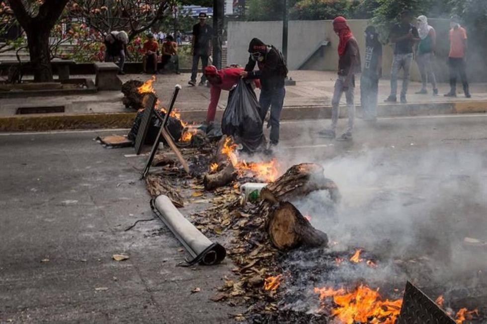 Oposición llama a más protestas hoy y Maduro pide diálogar