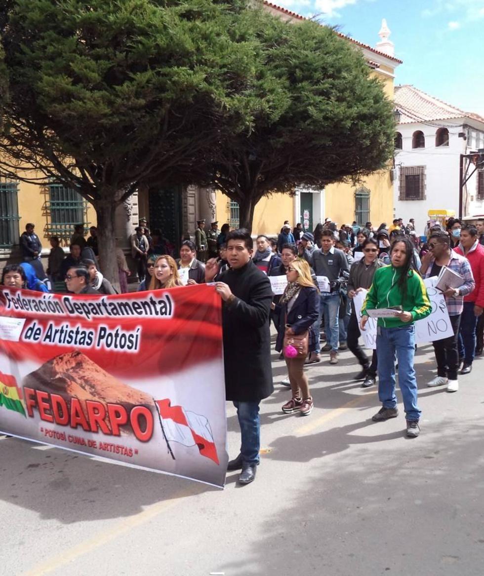 Artistas marchan por las calles exigiendo derechos