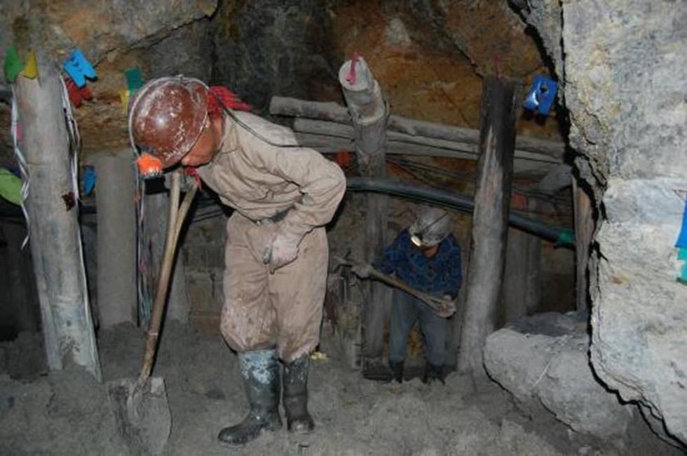 Originarios trabajan en las minas del Cerro Rico de Potosí