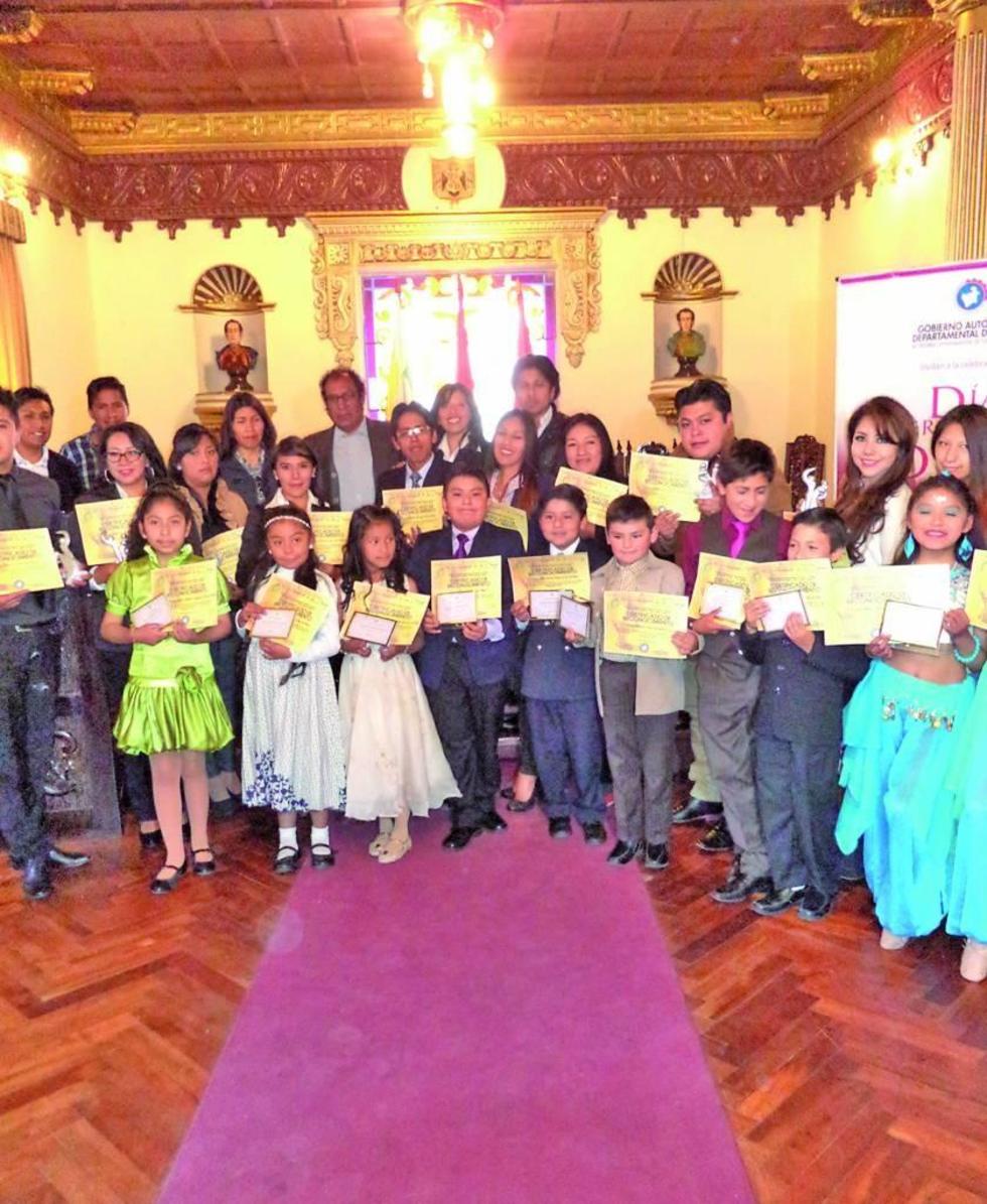 Bailarines son reconocidos por su trayectoria artística