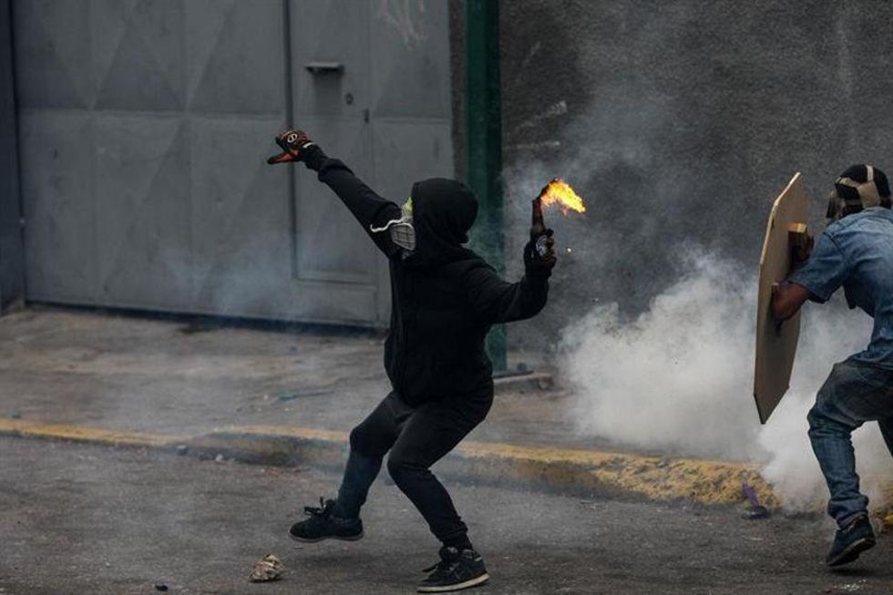Maduro avanza en constituyente y opositores siguen en las calles