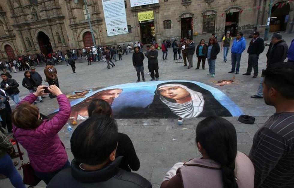 Artistas crean obra cerca de un templo