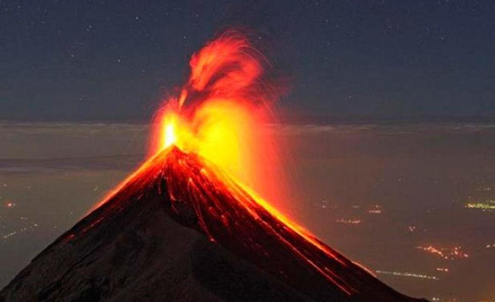 Declaran alerta naranja por erupción de volcán de Fuego en Guatemala