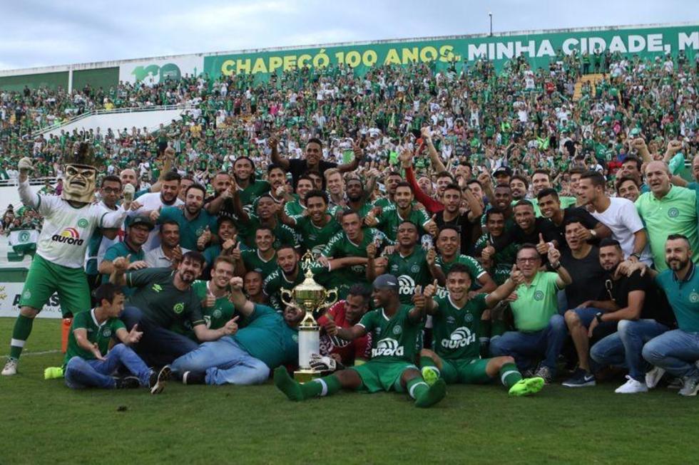 Chapecoense gana su primer título tras la tragedia en Medellín