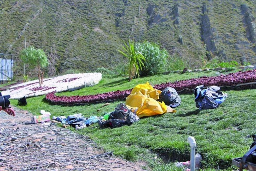 Malos vecinos echan basura a jardineras de la Panamericana