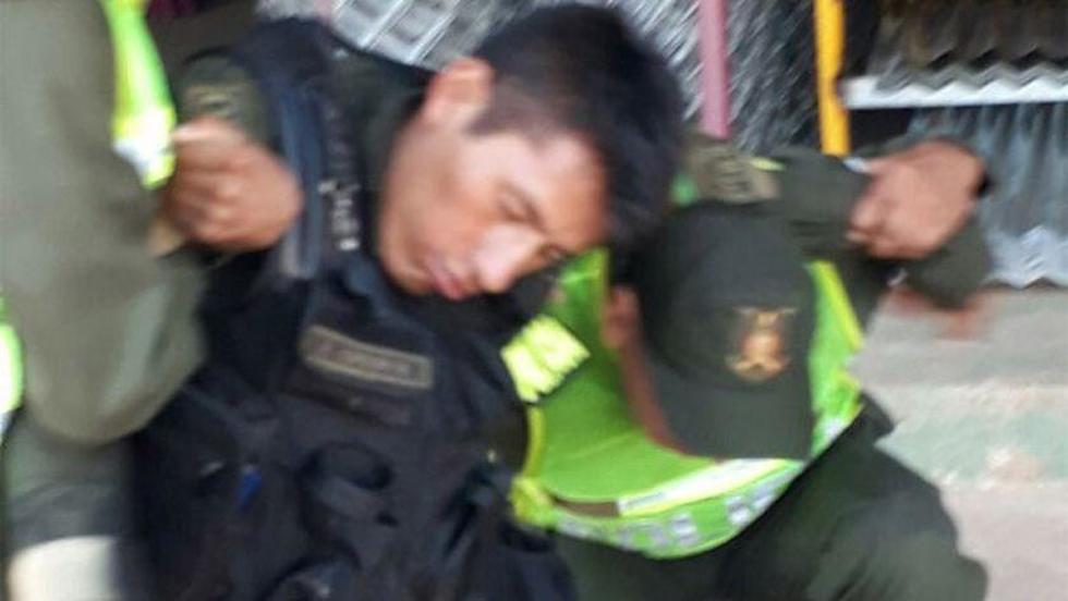 Sorprenden a un policía ebrio con un uniforme