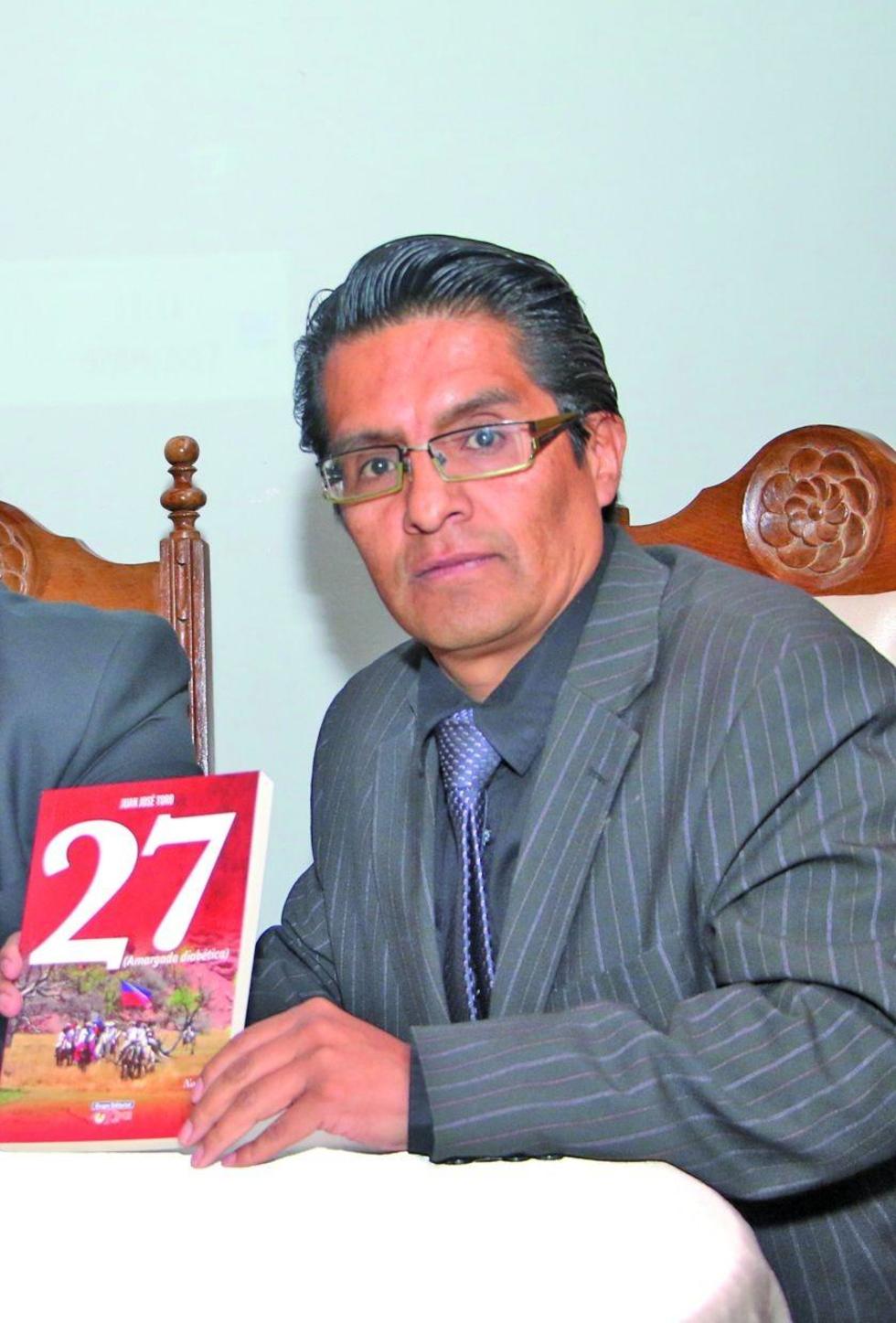 Toro presenta dos libros esta noche en Sucre