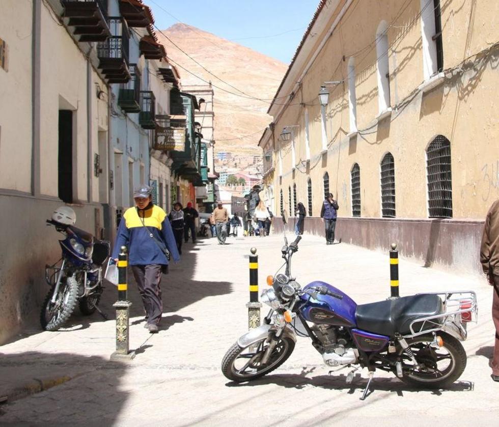 Calle peatonal sirve para parqueo de motocicletas