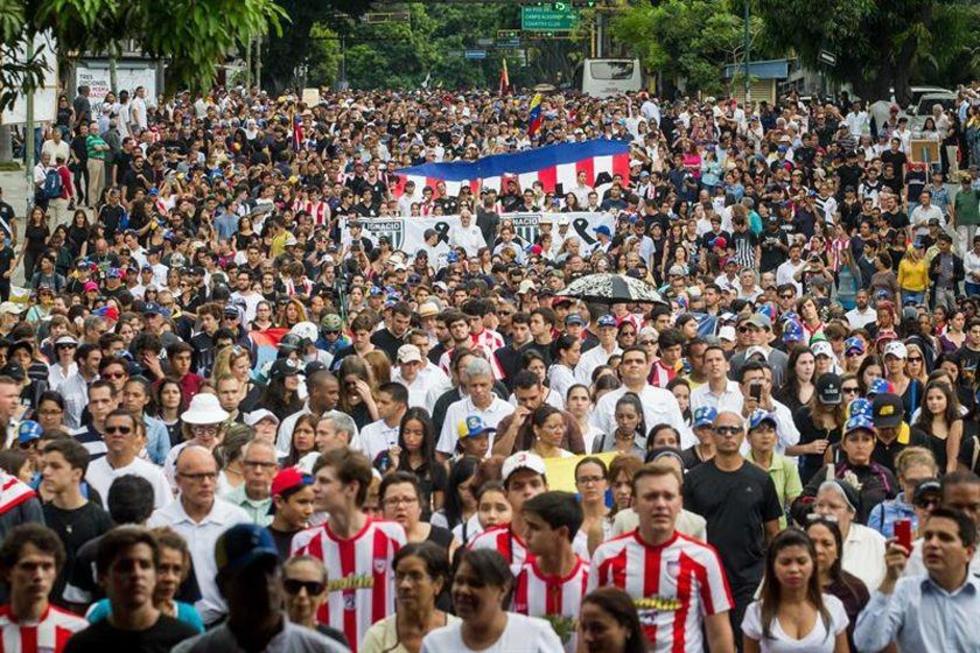 Venezolanos marchan por sus muertos en protestas