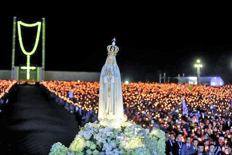 El Papa visita Portugal con miles de fieles de Fátima