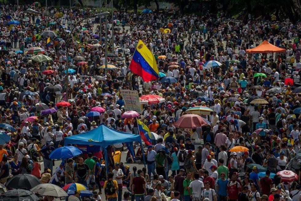 Miles de venezolanos participan de un "plantón"contra Maduro 
