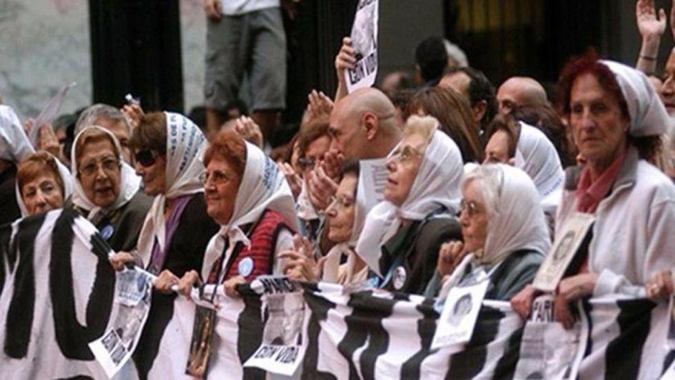 Procesan a la presidenta de Madres de Plaza de Mayo por presunto fraude