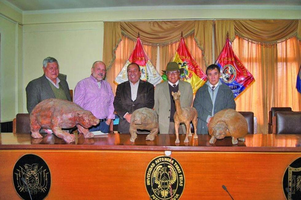 Entregan a la UATF cuatro modelos de fauna ya extinta