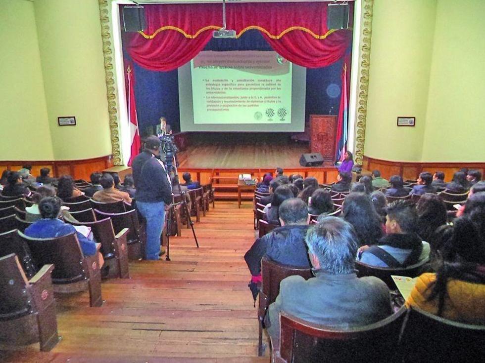 Reciben a los postulantes a las becas Criscos