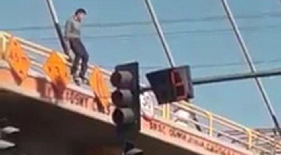 Un hombre se lanza desde lo alto del puente viaducto