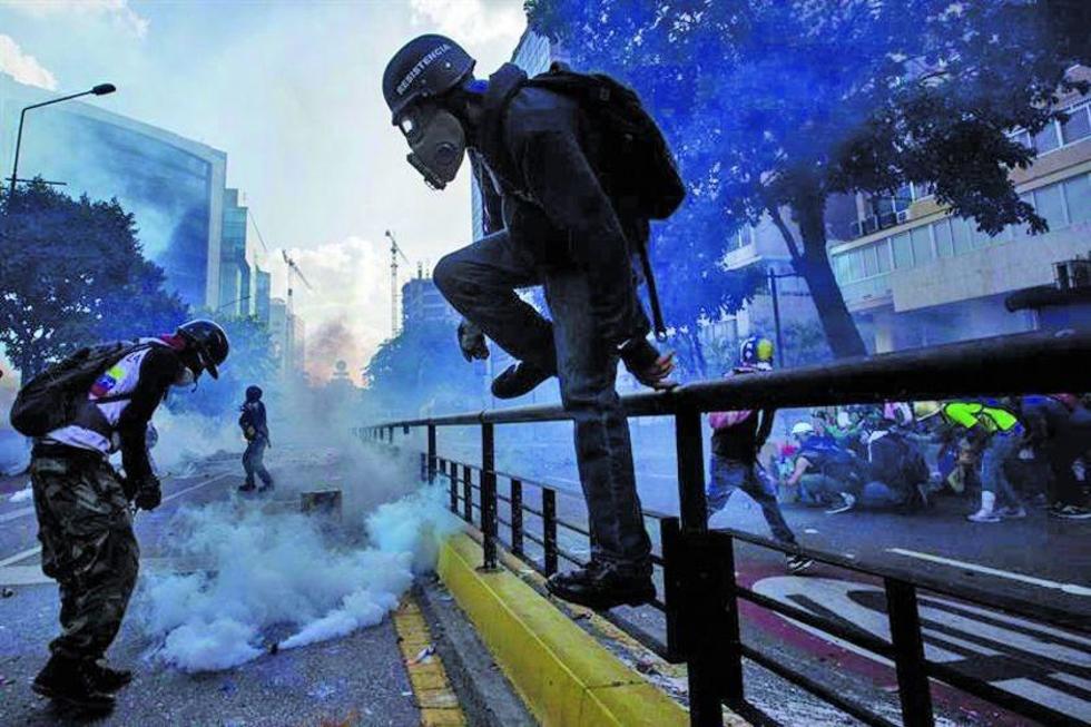 Policía dispersa con gases a los manifestantes en Venezuela