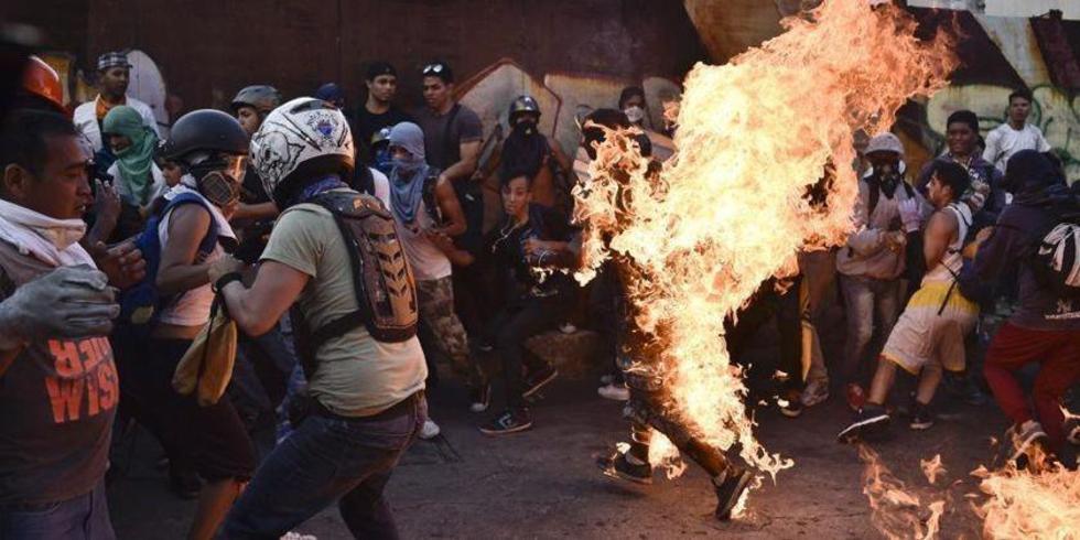 Opositores atacan, linchan y queman a un chavista