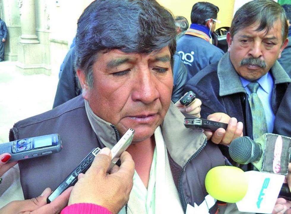 Dueños de bares se quejan por el costo de los trámites