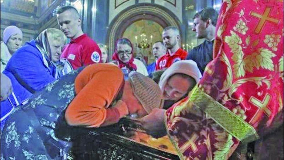 Rusos ven reliquia de San Nicolás