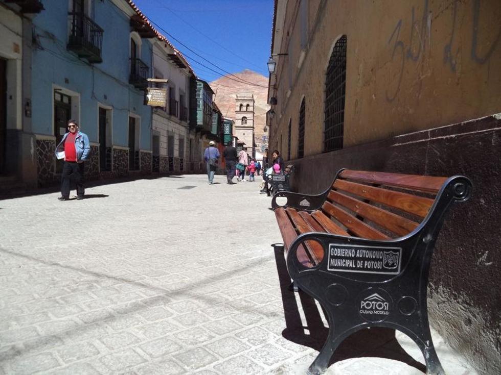 Alcaldía potosina implementan bancas en la calle Tarija