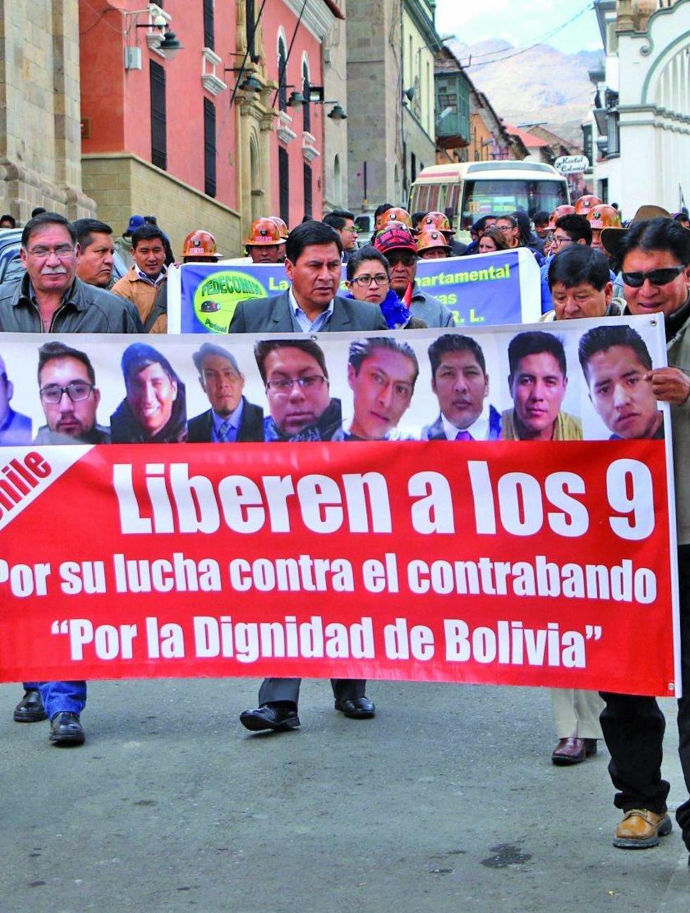 Marchan en demanda de la liberación de bolivianos