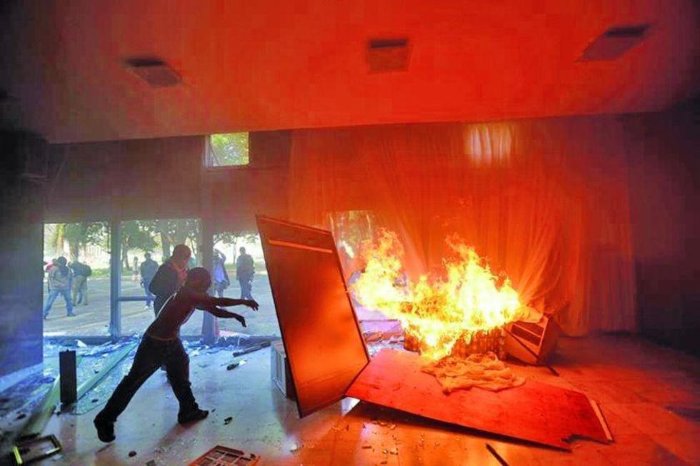 Masiva protesta con violentas tomas exige renuncia de Temer