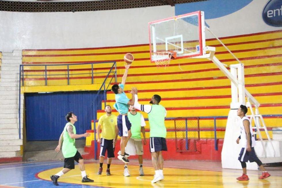 Calero quiere mantenerse en la cima del torneo a costa de Amistad