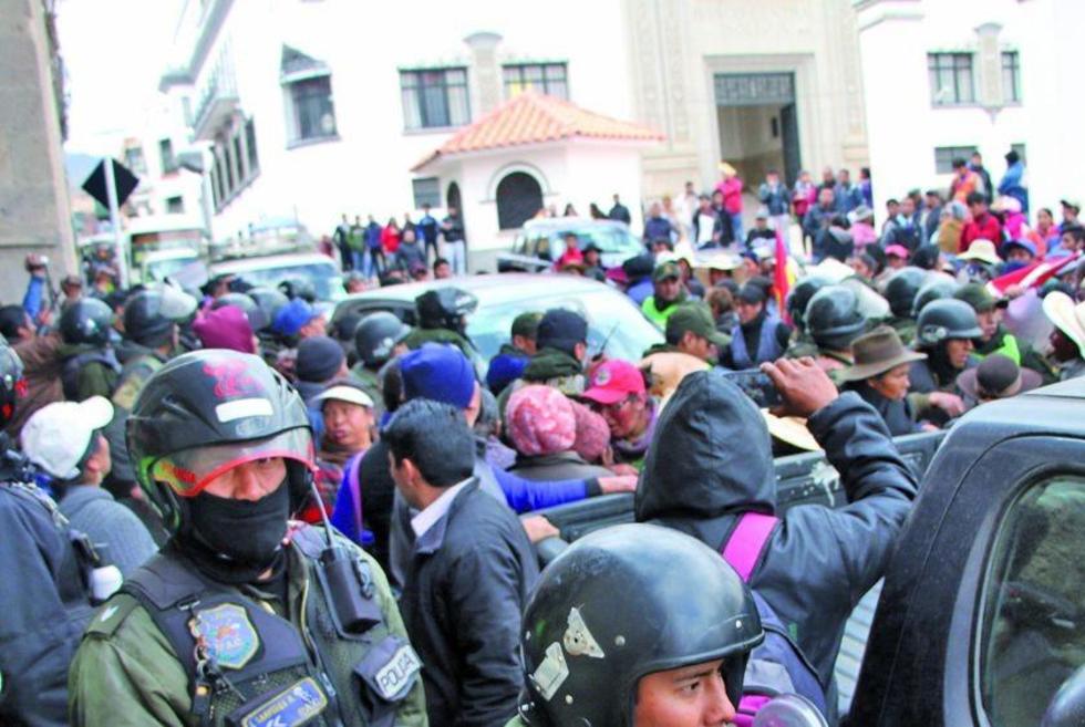 Vendedoras pretendieron secuestrar al alcalde para pedir puestos de venta